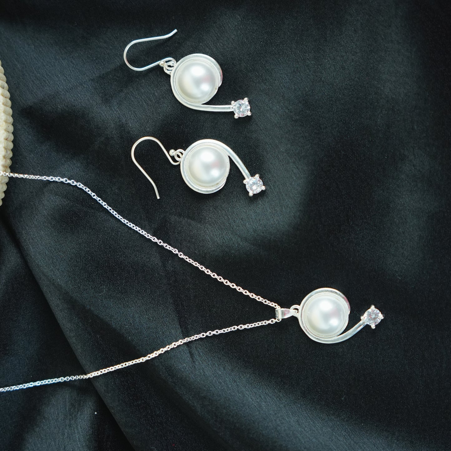 Silver Pearl Glow Pendant Necklace