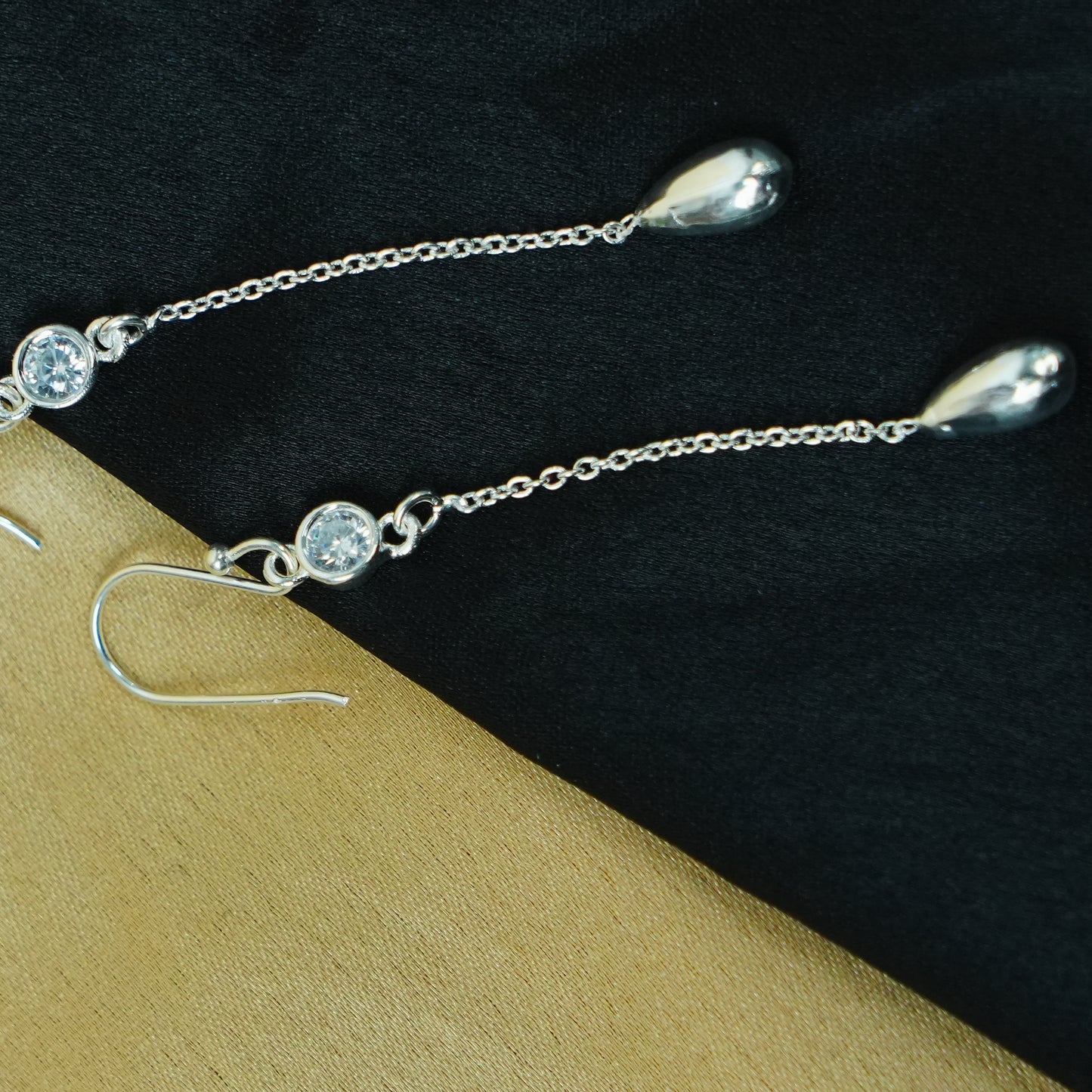 Lunara Drip” – 925 Sterling Silver Teardrop Chain Earrings